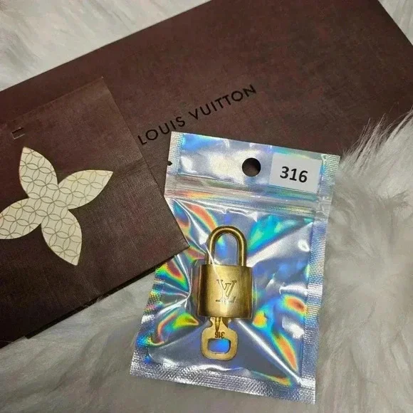 🔐 Louis Vuitton  Padlock key set - Picture 2 of 8